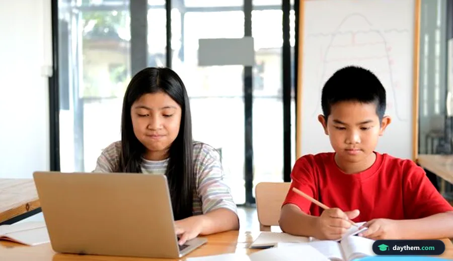 Học sinh hoặc sinh viên đang ngồi học tập trực tuyến tại bàn làm việc