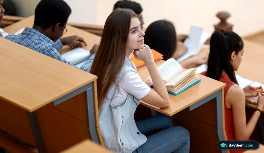 Sinh viên đại học chăm chú nghe giảng và thảo luận trong lớp học chuyên ngành sư phạm
