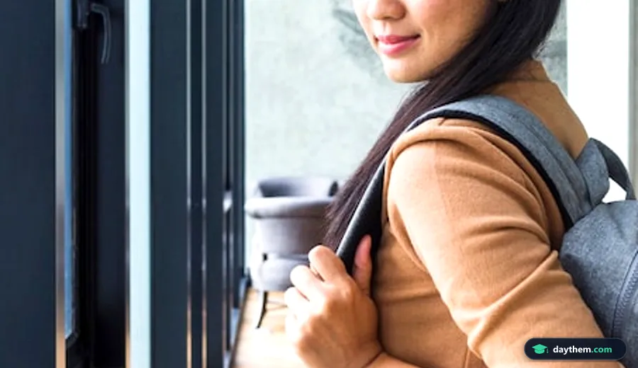 Nữ sinh viên đeo balo mặc áo len màu be