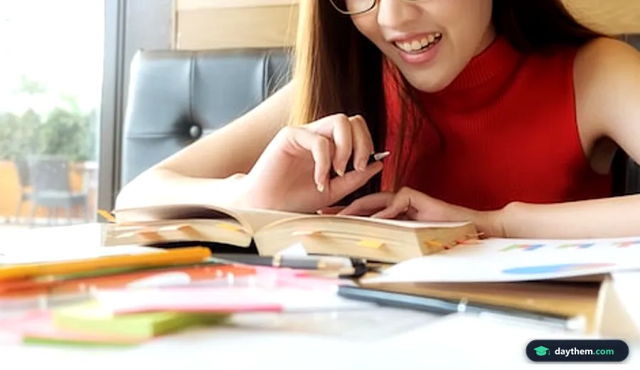 Nhóm học sinh đang tập trung thảo luận và xem sách vở cùng nhau trên bàn học để chuẩn bị cho các chủ đề IELTS Speaking Part 3
