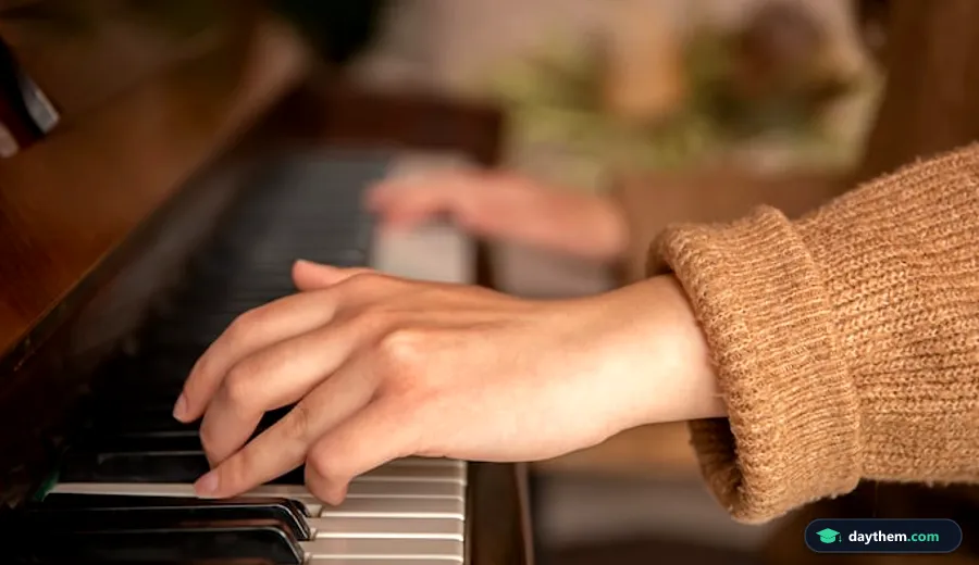 Cận cảnh đôi bàn tay của người chơi piano đang đặt và thả lỏng trên các phím đàn.