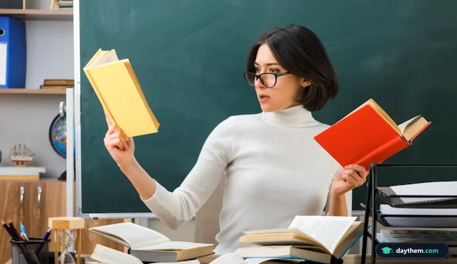 Giáo viên nữ ngồi tại bàn làm việc trong phòng học đang cầm và xem xét tài liệu, sách vở để tư vấn tuyển sinh lớp 10 trường tư thục.
