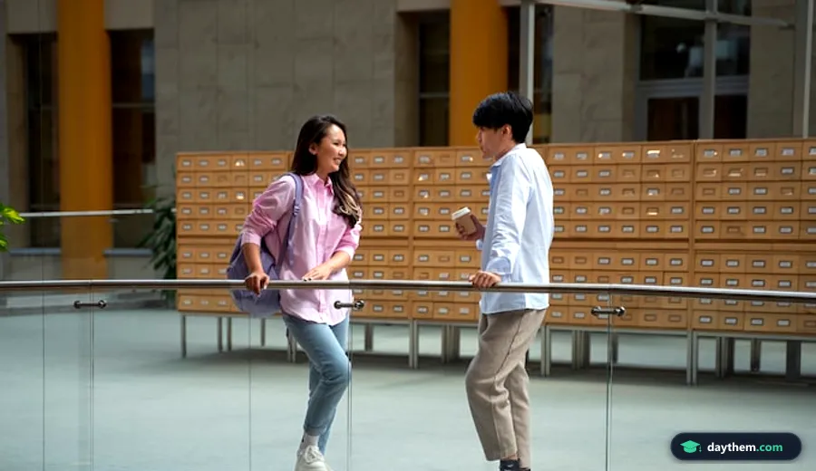 Nhóm học sinh trung học cơ sở đang trò chuyện trong khuôn viên trường quốc tế tại TPHCM.