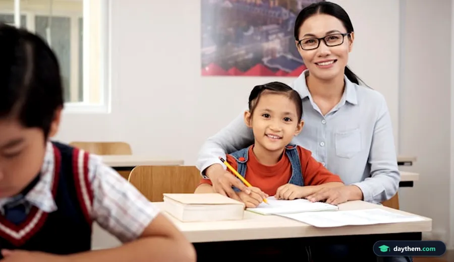 Giáo viên đang hướng dẫn học sinh giải bài tập toán phổ thông tại trung tâm