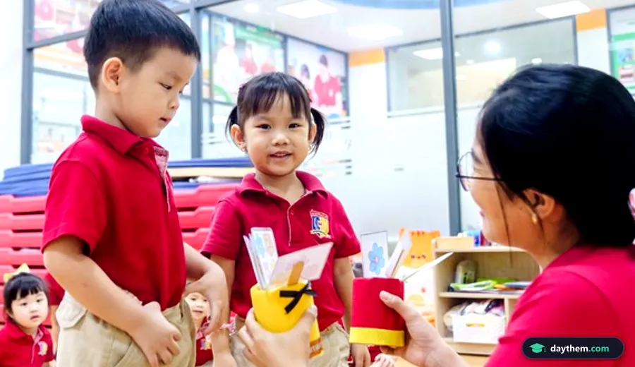 Giáo viên đang hướng dẫn trẻ mầm non tham gia hoạt động học tập tại bàn