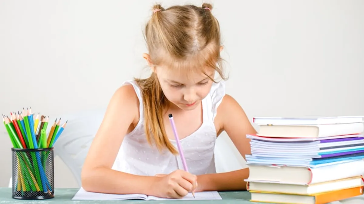 Làm cách nào để luyện cho bé viết chữ đẹp